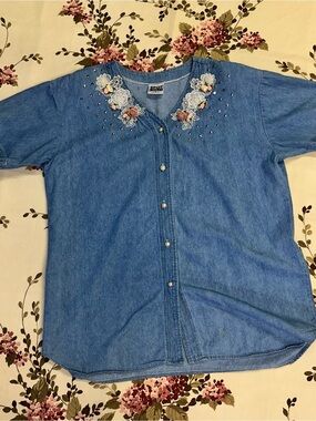 Vintage 90s Spot Light Chambray Floral Appliqué Rhinestone Button Top USA L